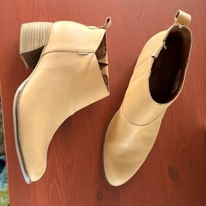 Tom’s Leilani Tan bootie, size 8, Like New!